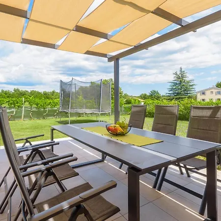 Ferienhaus Vitis Vitae Peresiji