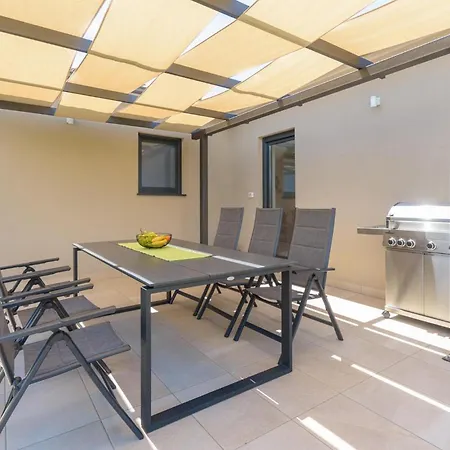 Vitis Vitae 펜션 Peresiji