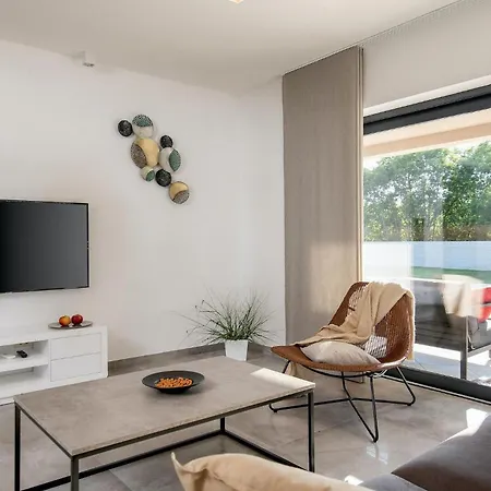 Vitis Vitae 펜션 Peresiji